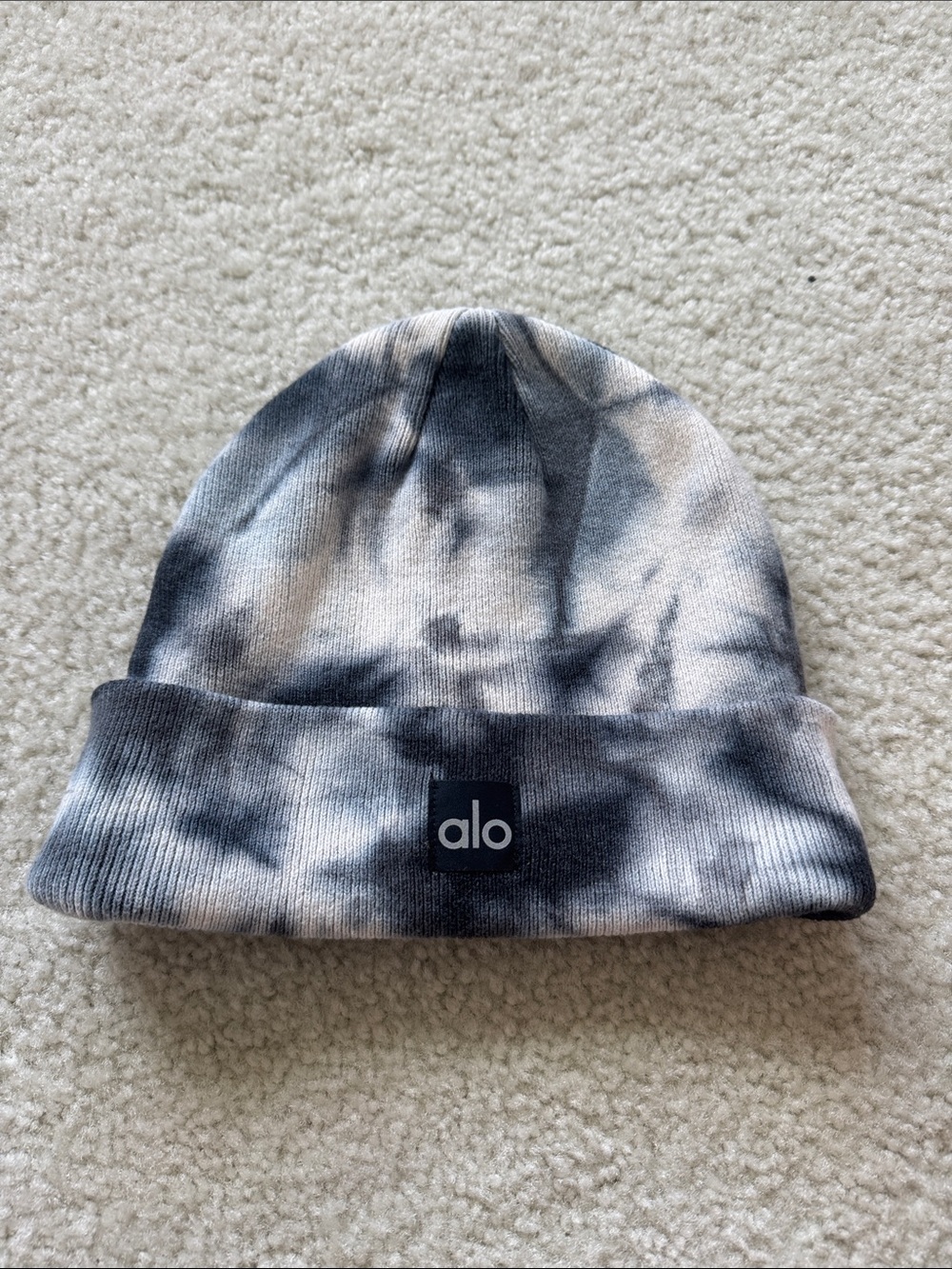 ALO Yoga Tie-Dye Gray & White Beanie